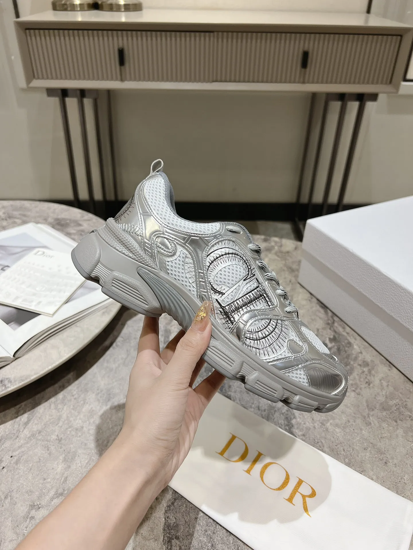 👟👟Ex-factory price 600👟👟 The latest hot model, the star model 2024 main hot product, the newly released Dior Chrono new casual sports shoes, running shoes, dad shoes are really cool, full of futuristic feeling! Really cool! Once again interpreting Dior's concept of cool fashion, the lucky star will bless you with good luck. The new EVA sole is super light and super soft! A perfect replica of the original! Fully matched material and mold! ! Women’s size: 35-39 (40.41 customized)